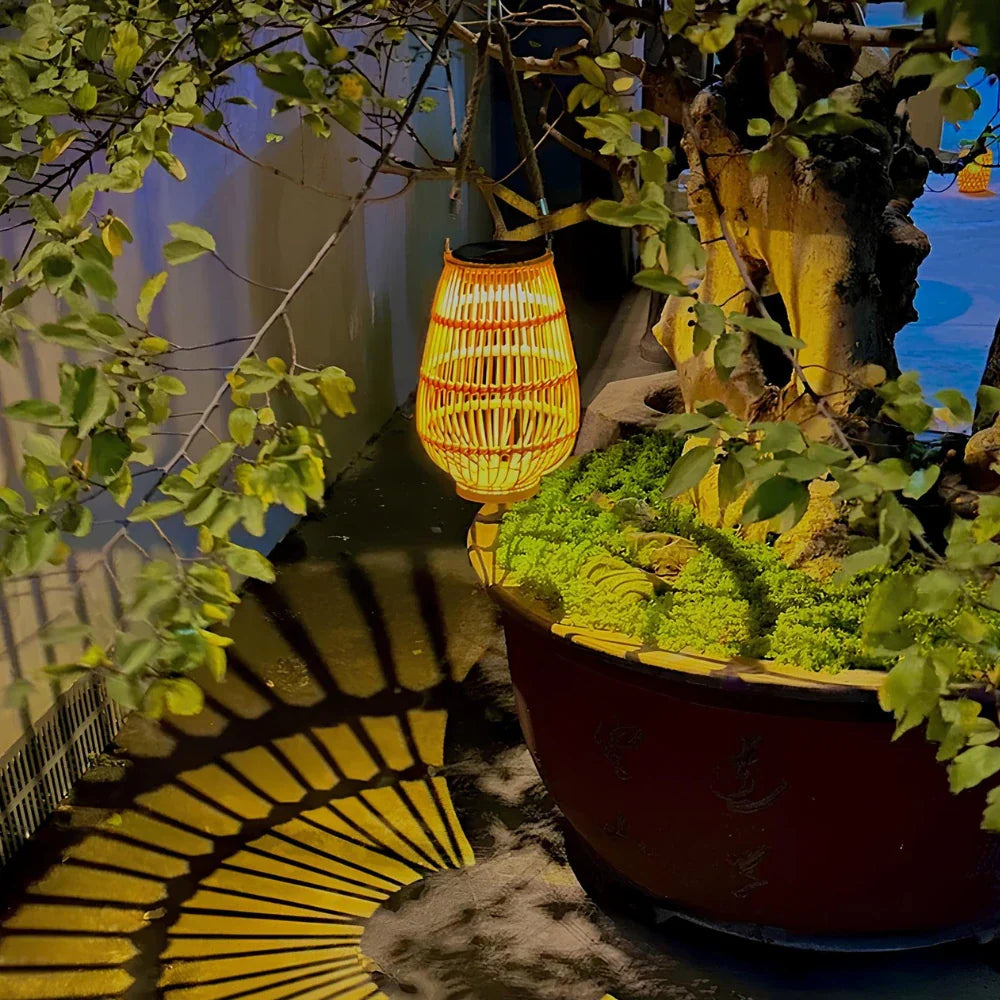 Solara™ Geflochtene Laterne